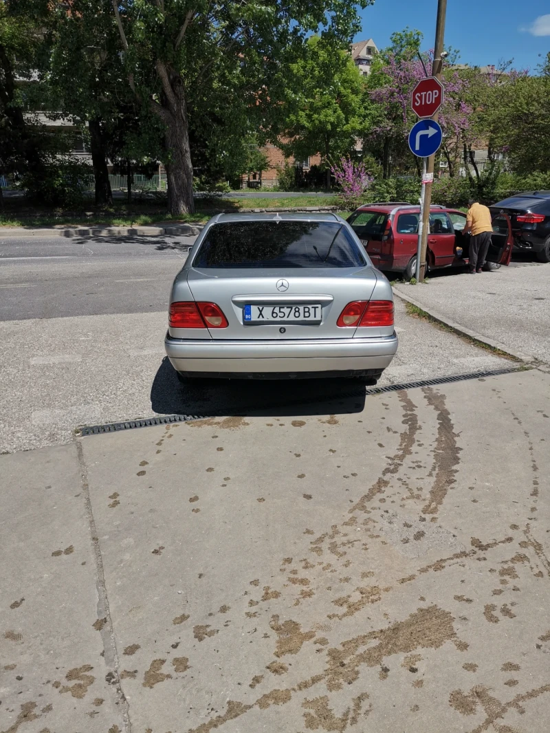 Mercedes-Benz E 220, снимка 5 - Автомобили и джипове - 51493559