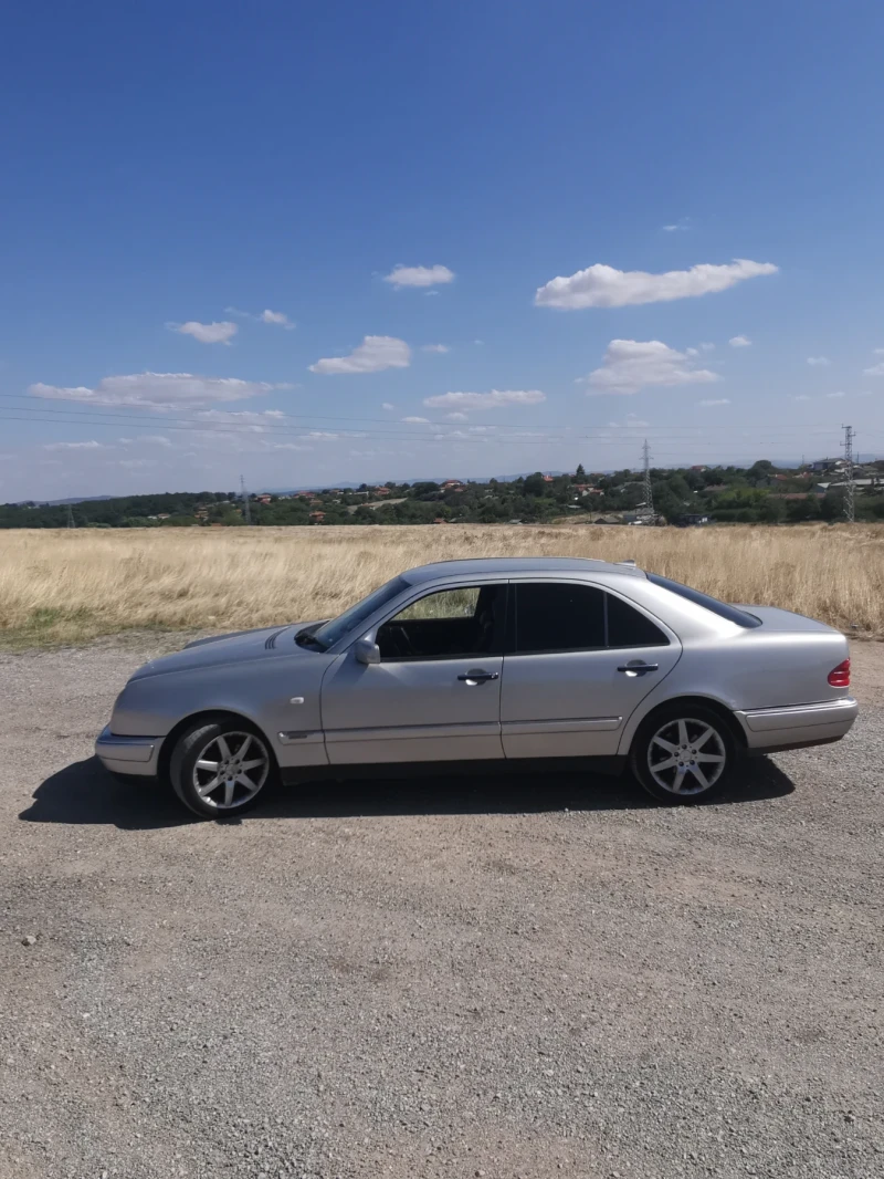 Mercedes-Benz E 220, снимка 7 - Автомобили и джипове - 51493559