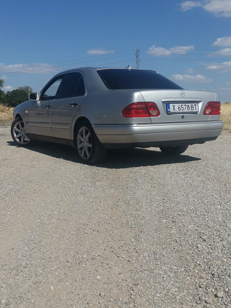 Mercedes-Benz E 220, снимка 11 - Автомобили и джипове - 51493559