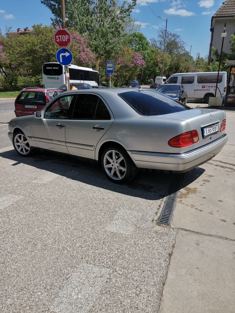 Mercedes-Benz E 220, снимка 4 - Автомобили и джипове - 51493559