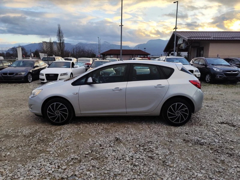 Opel Astra 1.4 бензин, снимка 8 - Автомобили и джипове - 52812377