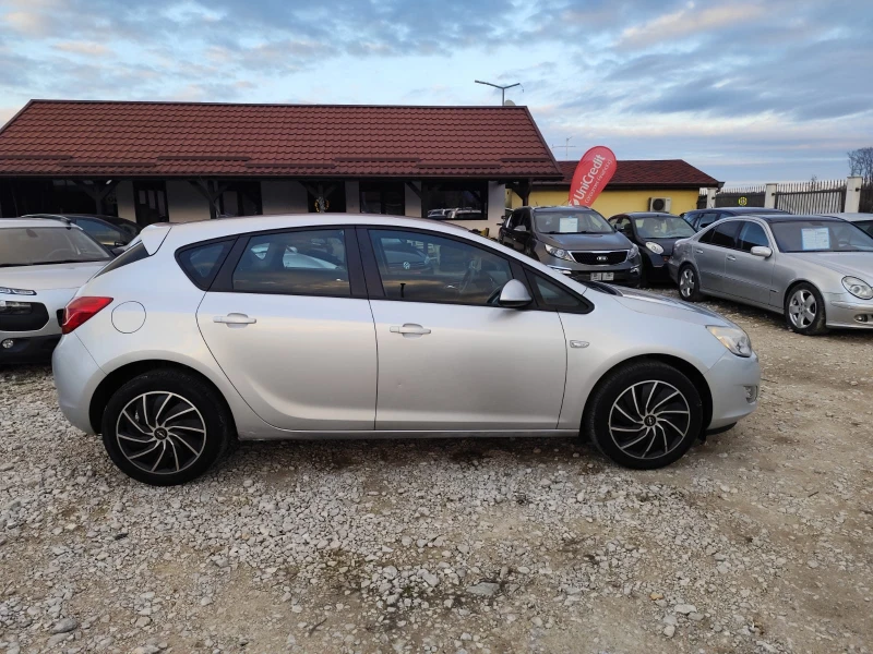 Opel Astra 1.4 бензин, снимка 4 - Автомобили и джипове - 52812377