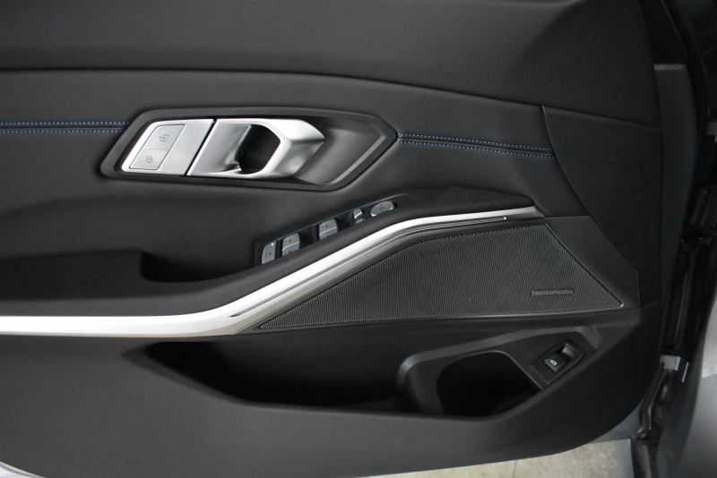 BMW 330 xDrive Touring, снимка 8 - Автомобили и джипове - 53454578