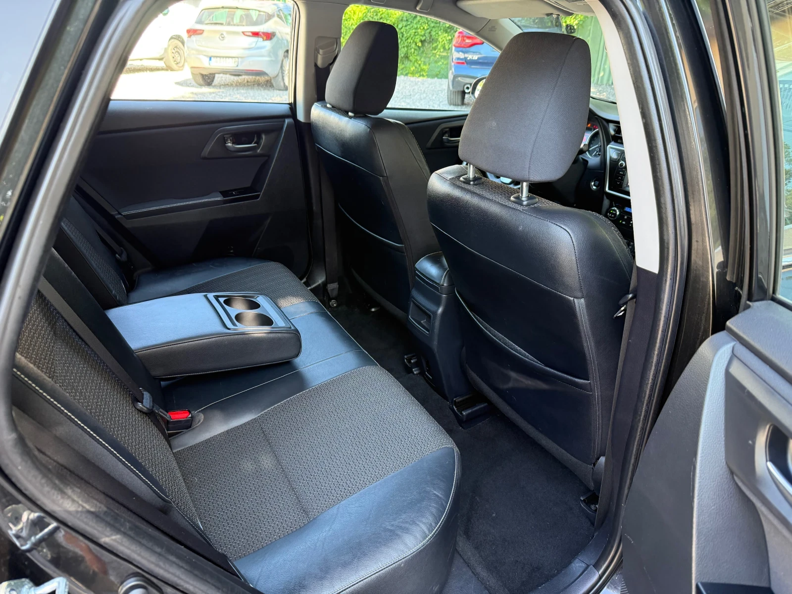 Toyota Auris 2.0D-4D Sol ОТЛИЧЧНО СЪСТОЯНИЕ! - EURO5b - изображение 10