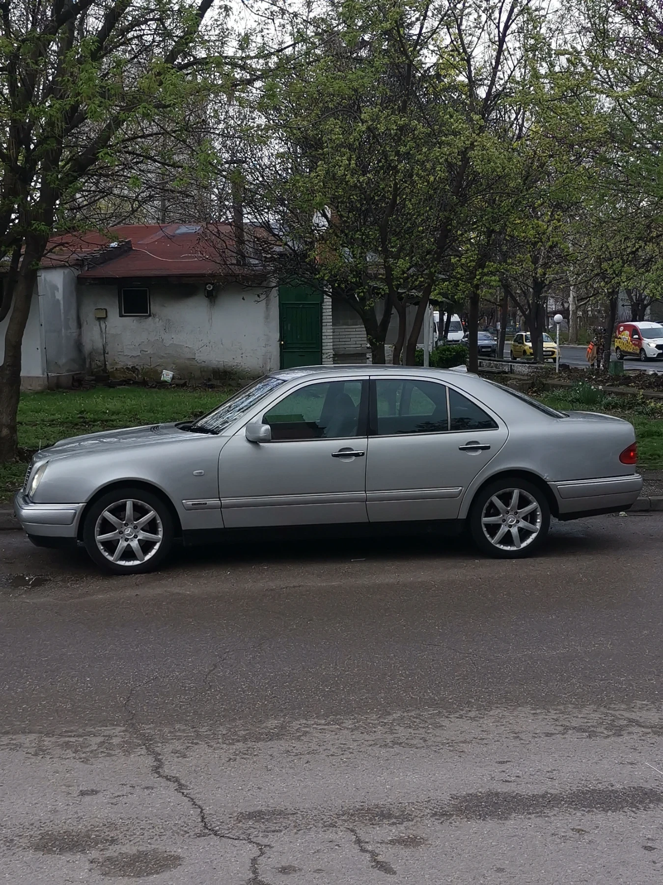 Mercedes-Benz E 220  - изображение 6