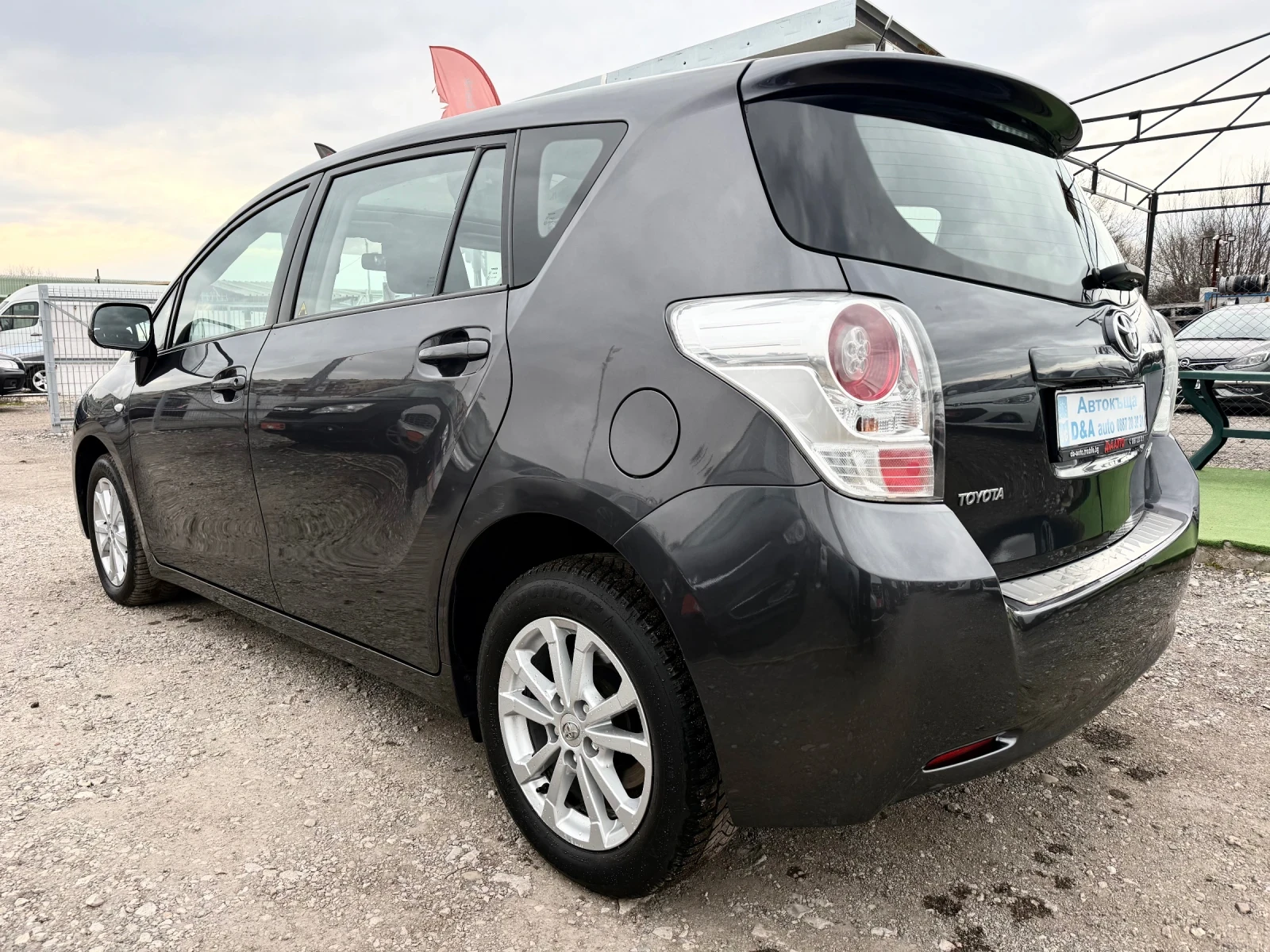 Toyota Verso 1.8i Швейцария 7места 159000км, снимка 6 - Автомобили и джипове - 53939576