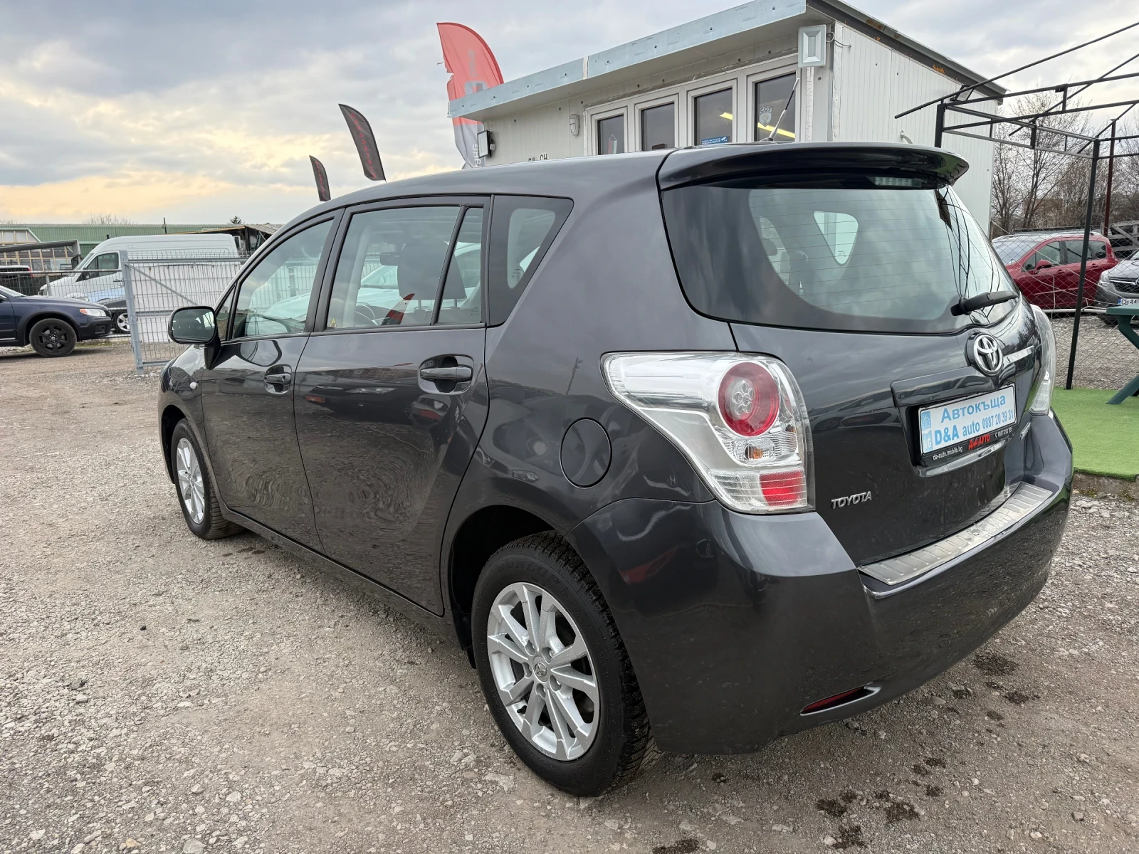 Toyota Verso 1.8i Швейцария 7места 159000км, снимка 8 - Автомобили и джипове - 53939576