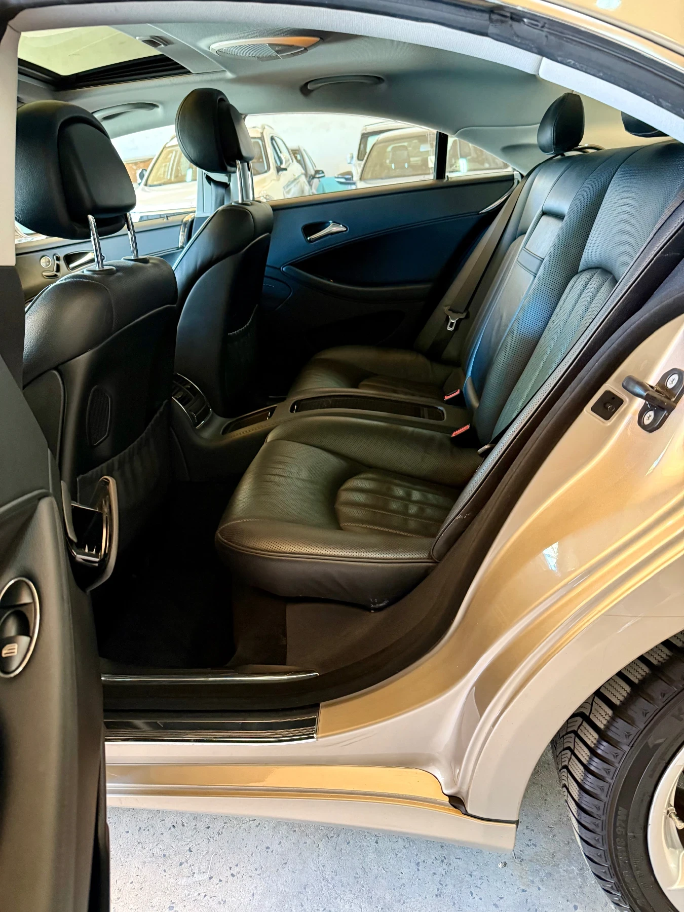 Mercedes-Benz CLS 350 * Всички екстри* Сервизна История* На Пружини, снимка 13 - Автомобили и джипове - 55328943