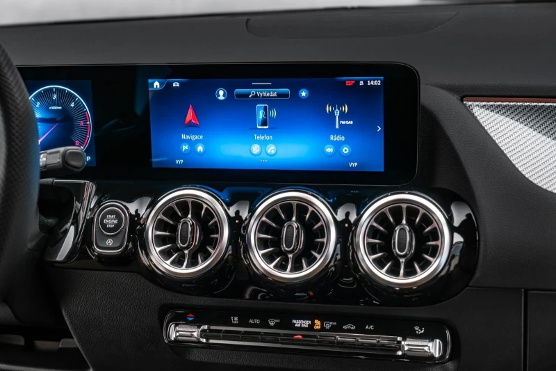 Mercedes-Benz GLA 200 d* 4M* AMG* LED* KEYLESS* CARPLAY* , снимка 10 - Автомобили и джипове - 51093495