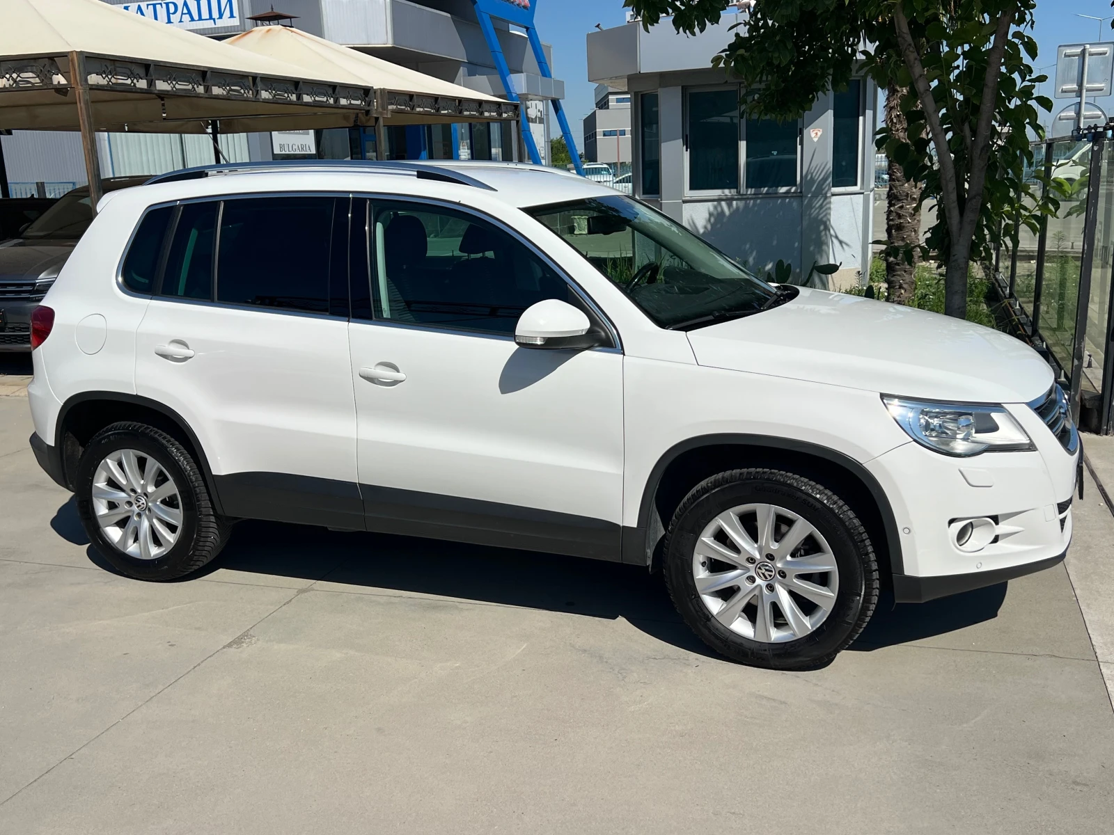 VW Tiguan 2.0TDI, 4-MOTION, DSG-ПЪЛНА СЕРВИЗНА ИСТОРИЯ-КАТОН, снимка 4 - Автомобили и джипове - 55262935