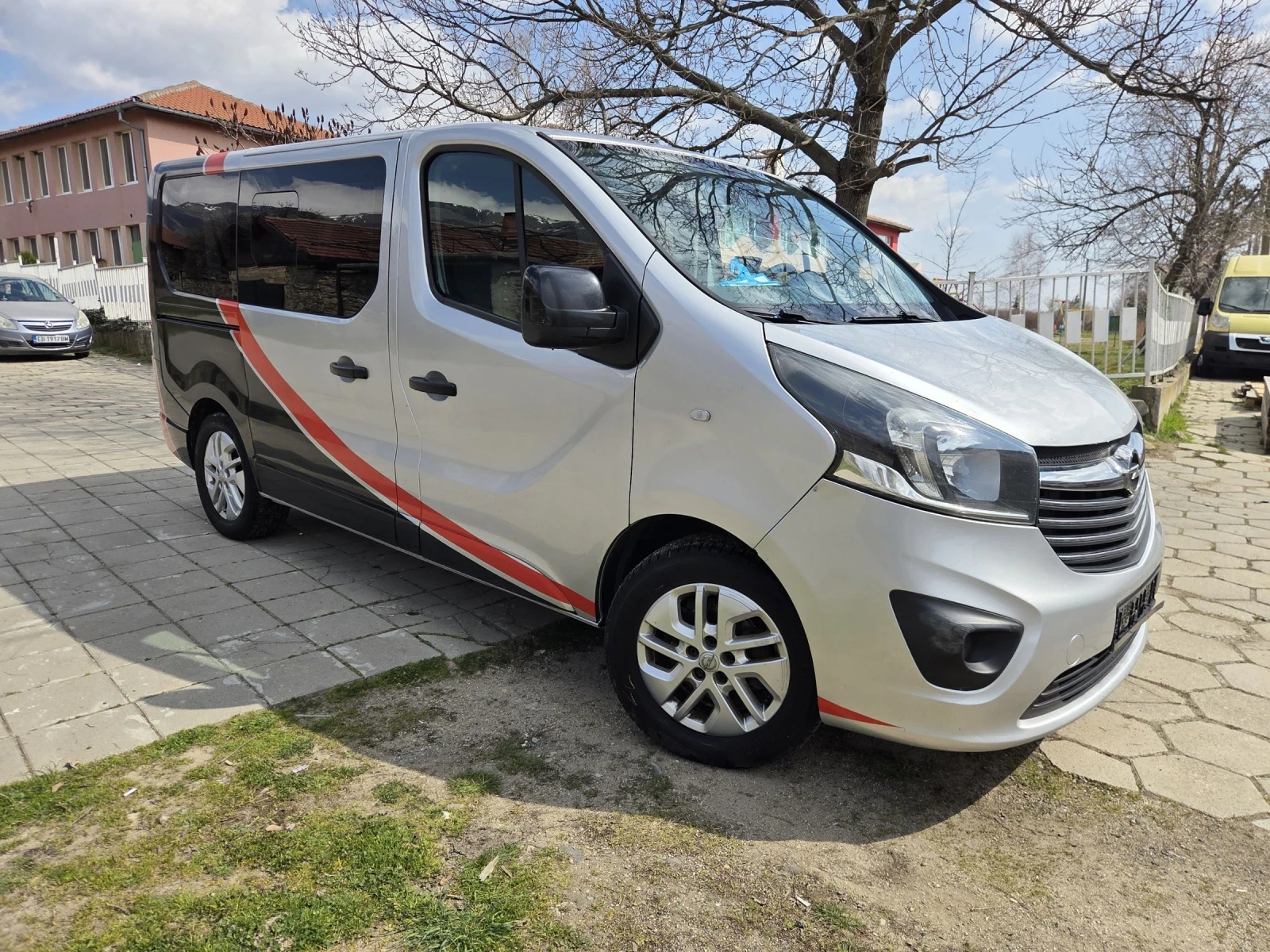 Opel Vivaro КЛИМА * АВТОПИЛОТ * 8+ 1 * , снимка 2 - Бусове и автобуси - 54483519