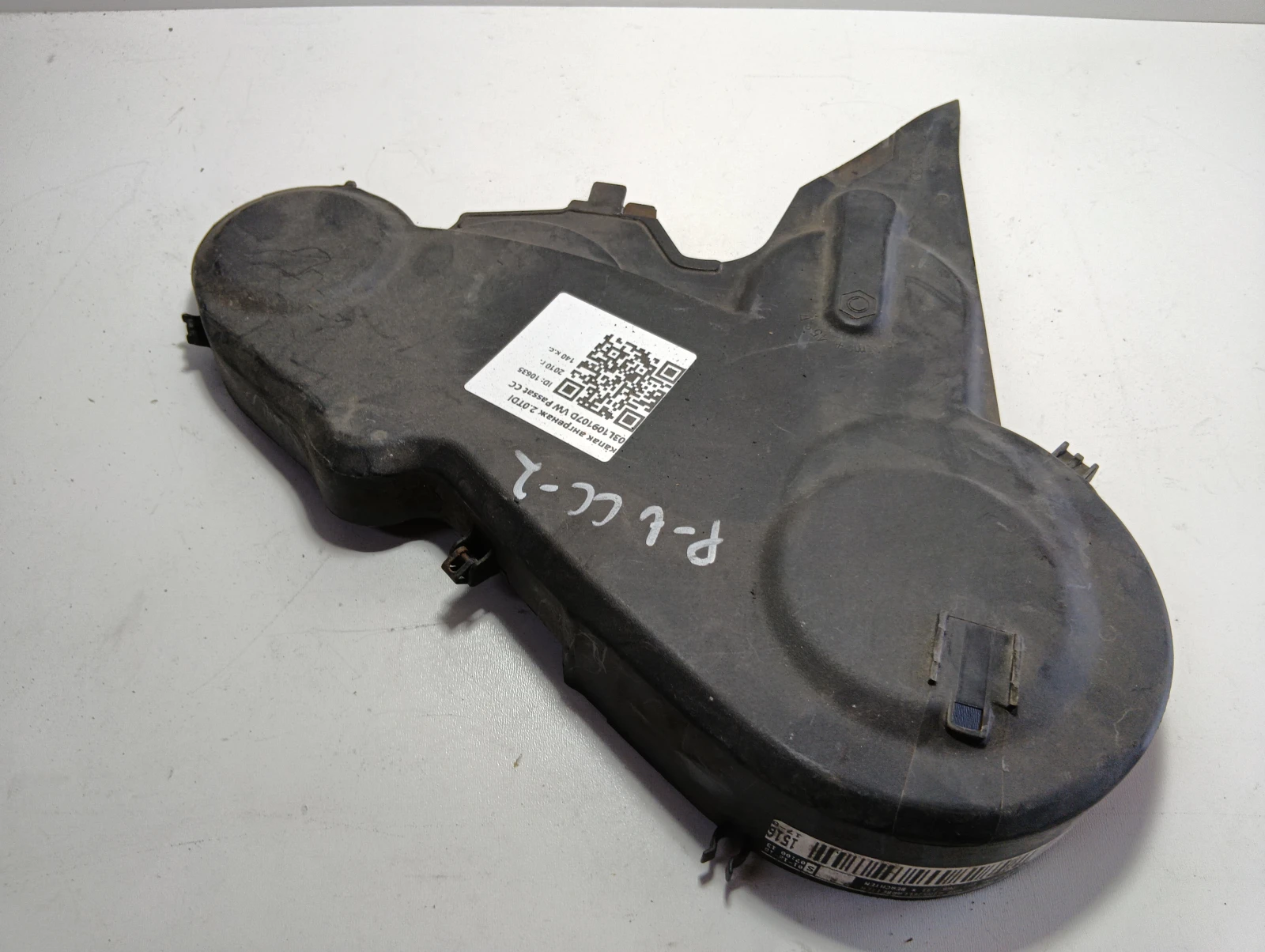 капак ангренаж 2.0TDI 03L109107D VW Passat CC