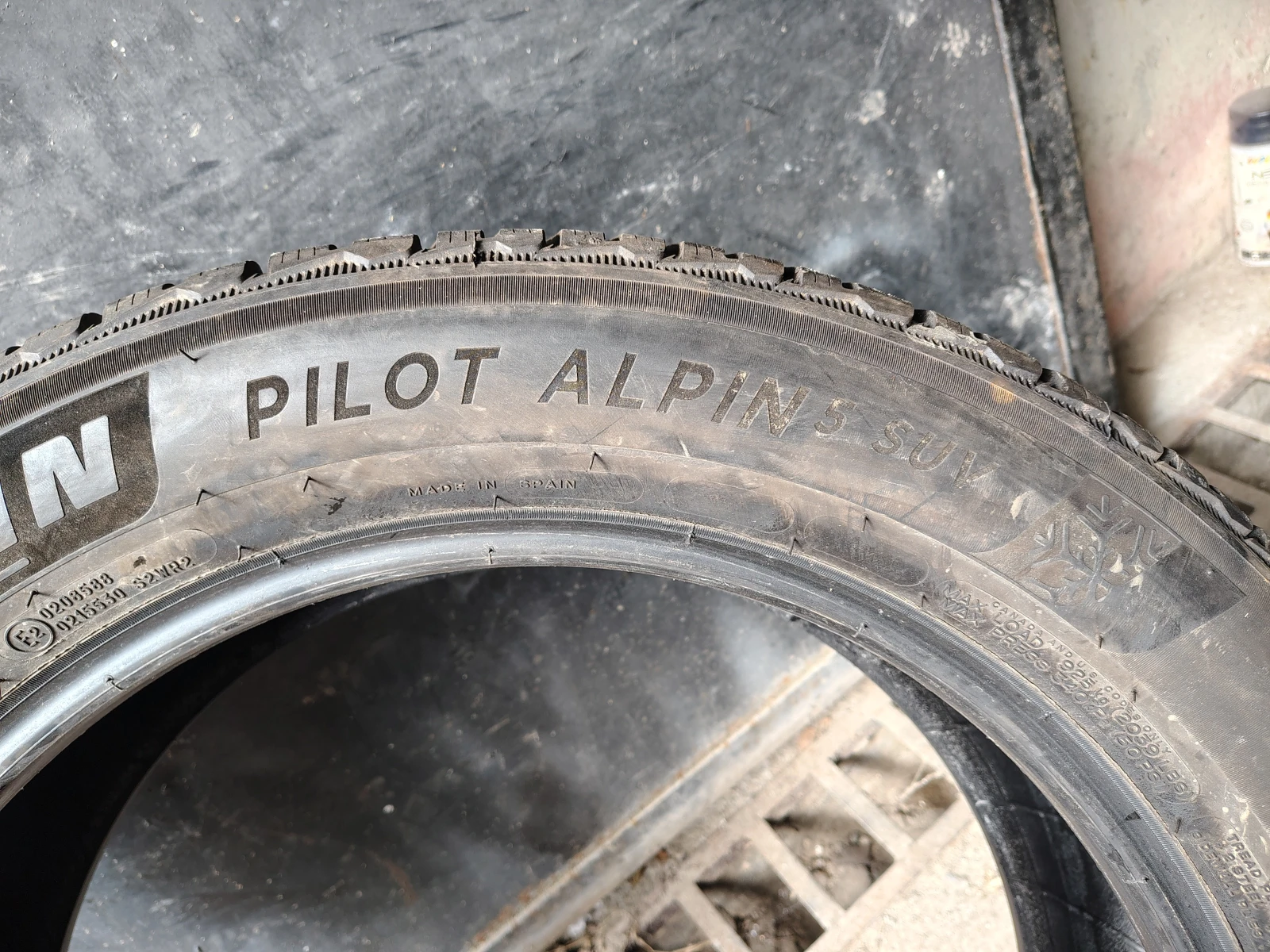 Гуми Зимни 235/55R19, снимка 5 - Гуми и джанти - 55841122