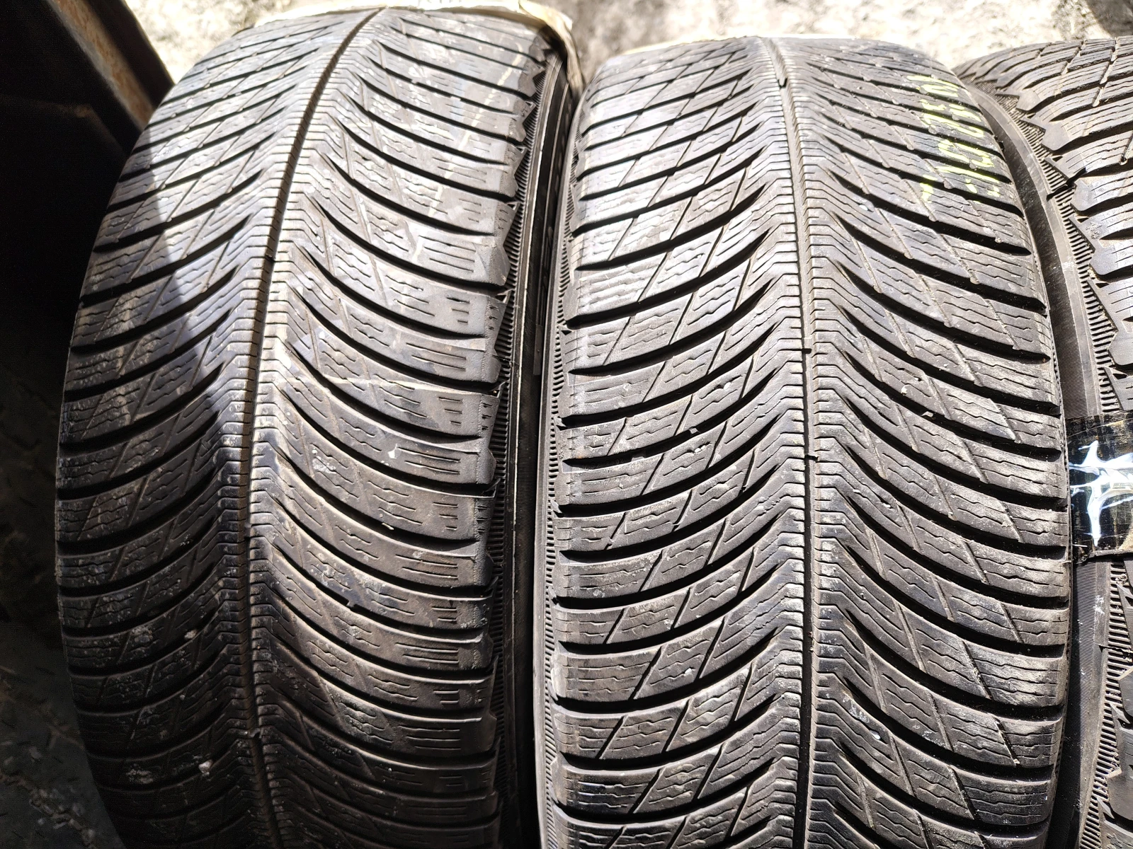 Гуми Зимни 235/55R19, снимка 2 - Гуми и джанти - 55841122
