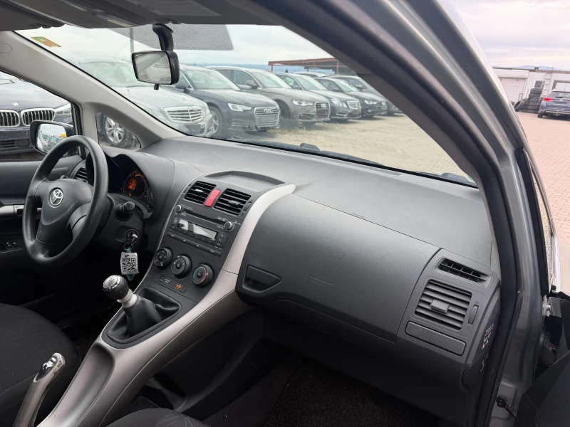 Toyota Auris 1.3i EURO 4, снимка 10 - Автомобили и джипове - 53456834