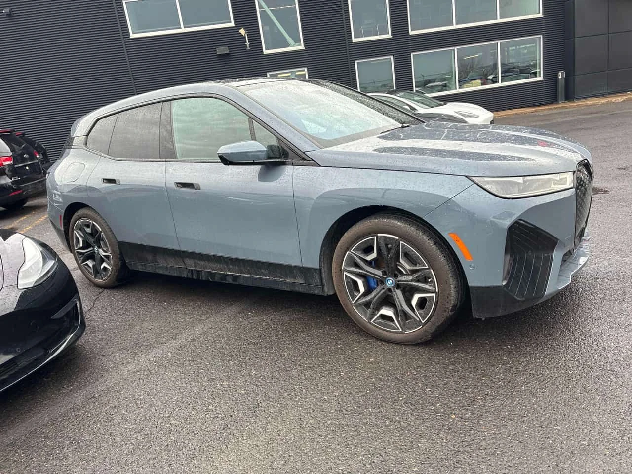 BMW iX * xDrive50 * CARFAX * 360 * H/K * ПОДГРЕВ * ПАМЕТ, снимка 3 - Автомобили и джипове - 54184595