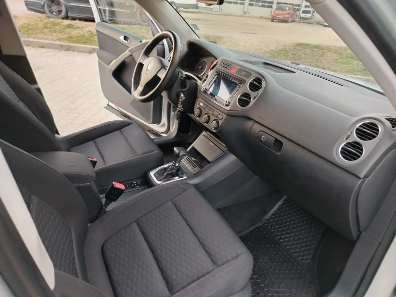 VW Tiguan 2.0 tdi Automatic Xenon 4x4, снимка 12 - Автомобили и джипове - 49212915