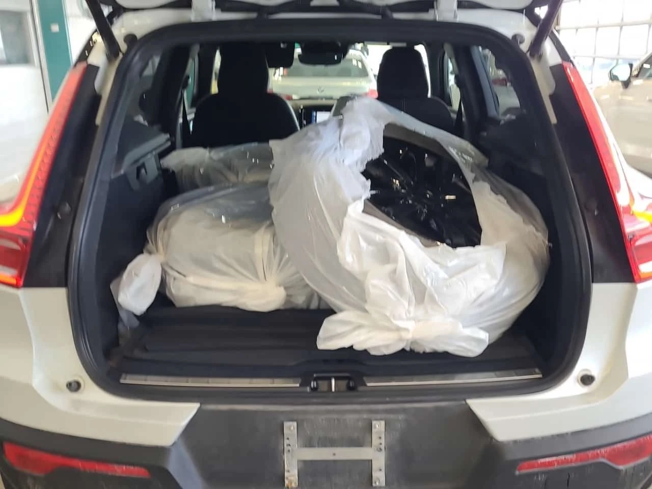 Volvo XC40 R DESIGN  CARFAX, снимка 14 - Автомобили и джипове - 54451684