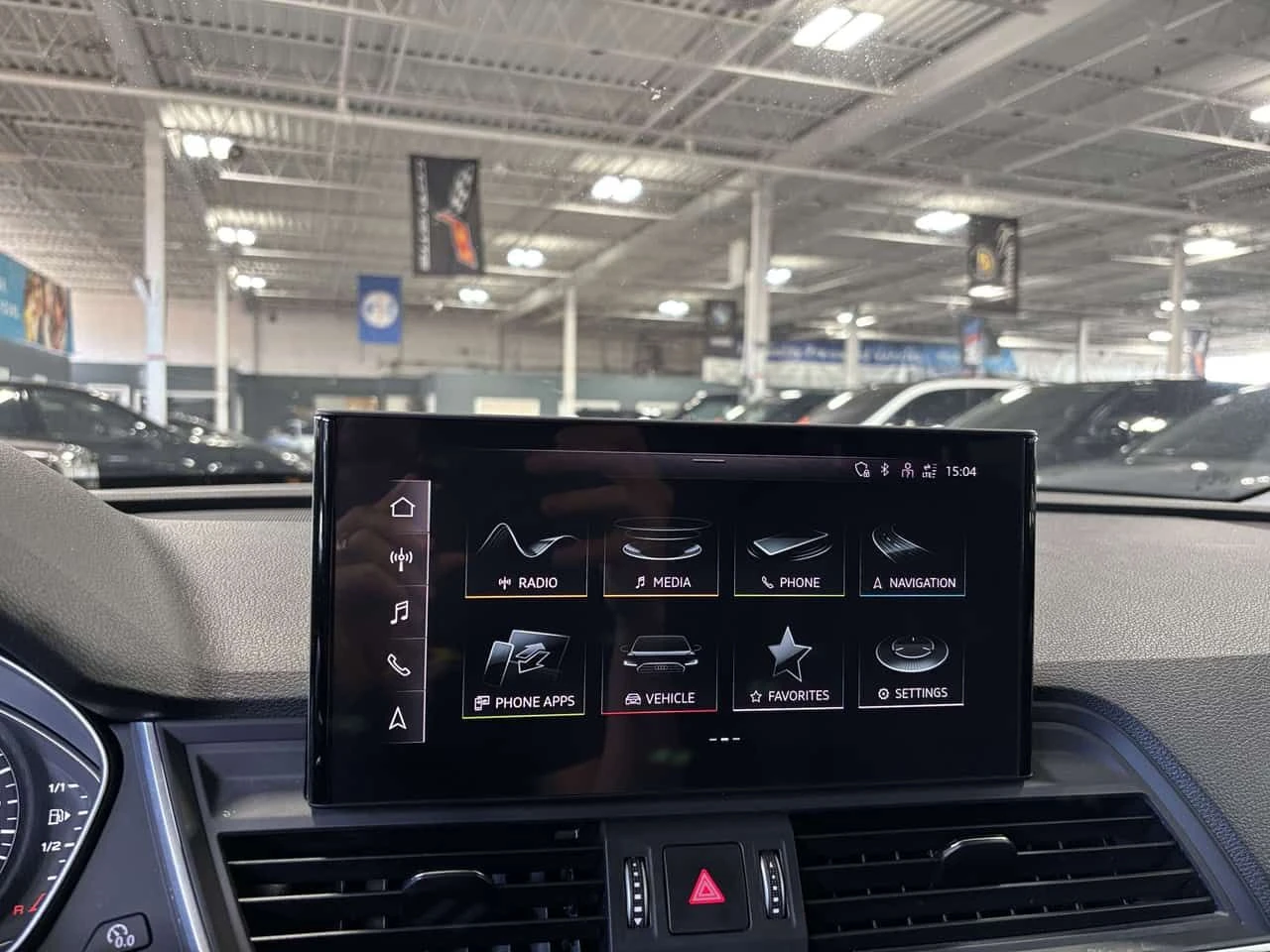 Audi Q5 * Komfort| QUATTRO| ALLOYS| LEATHER| WIRELESSCHARG, снимка 16 - Автомобили и джипове - 54905338