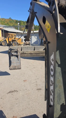Багер Volvo ECR25, снимка 12