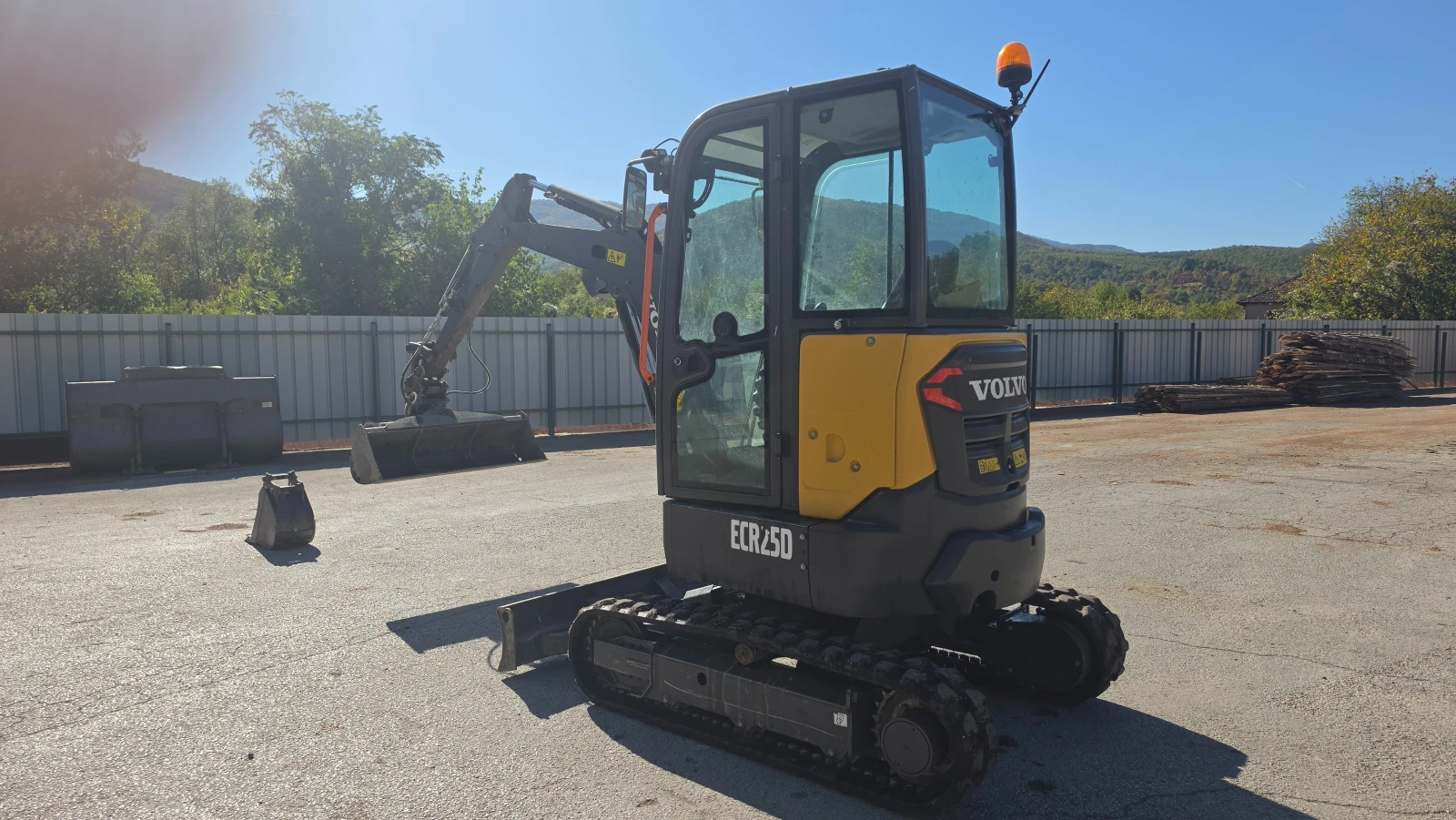 Багер Volvo ECR25, снимка 6 - Индустриална техника - 56353765
