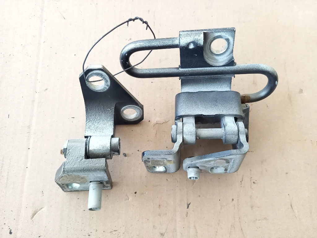 Панти врата предни десни горна и долна Фолксваген Голф 5 (ч)