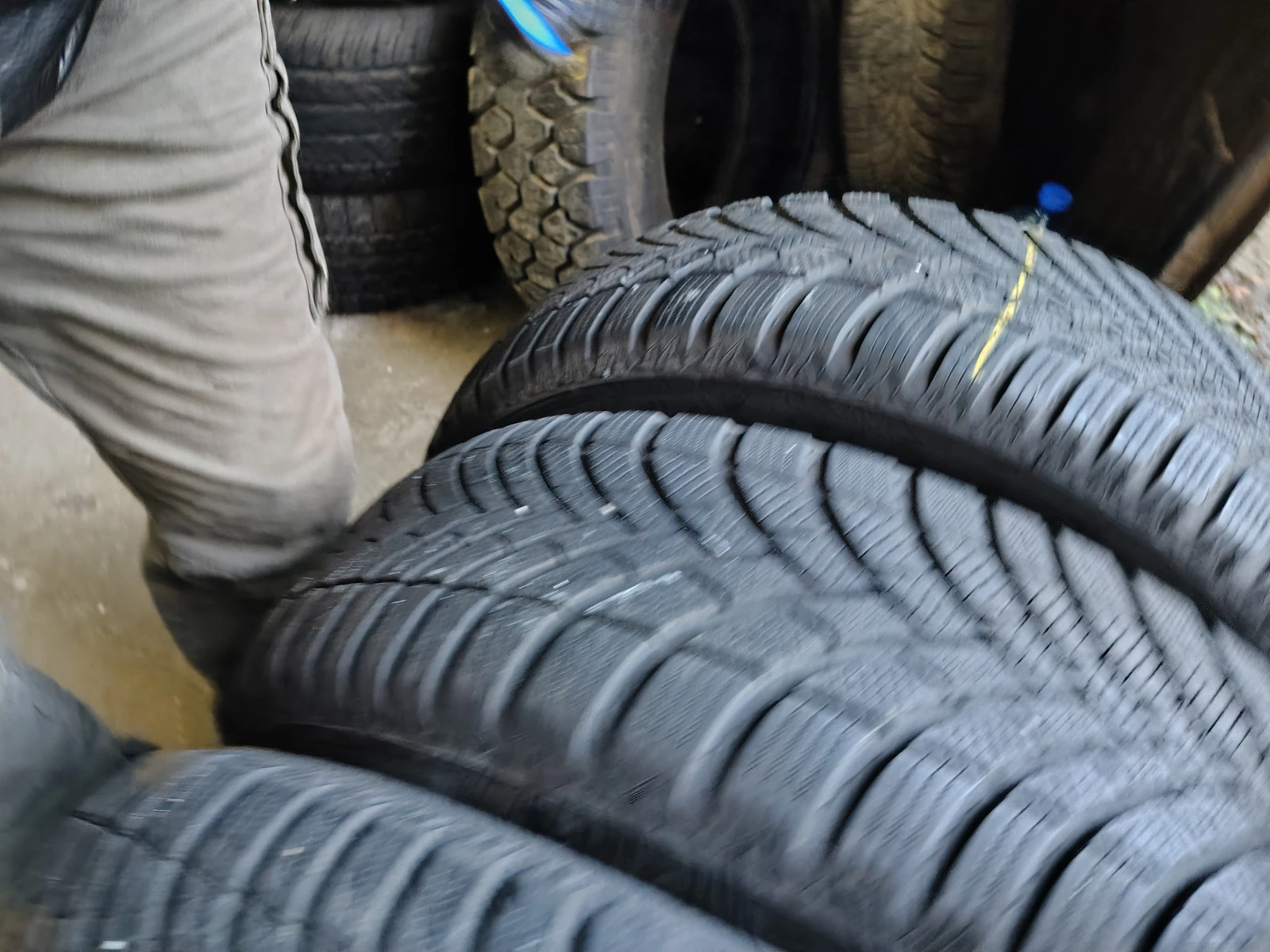 Гуми Зимни 215/65R17, снимка 5 - Гуми и джанти - 53716042