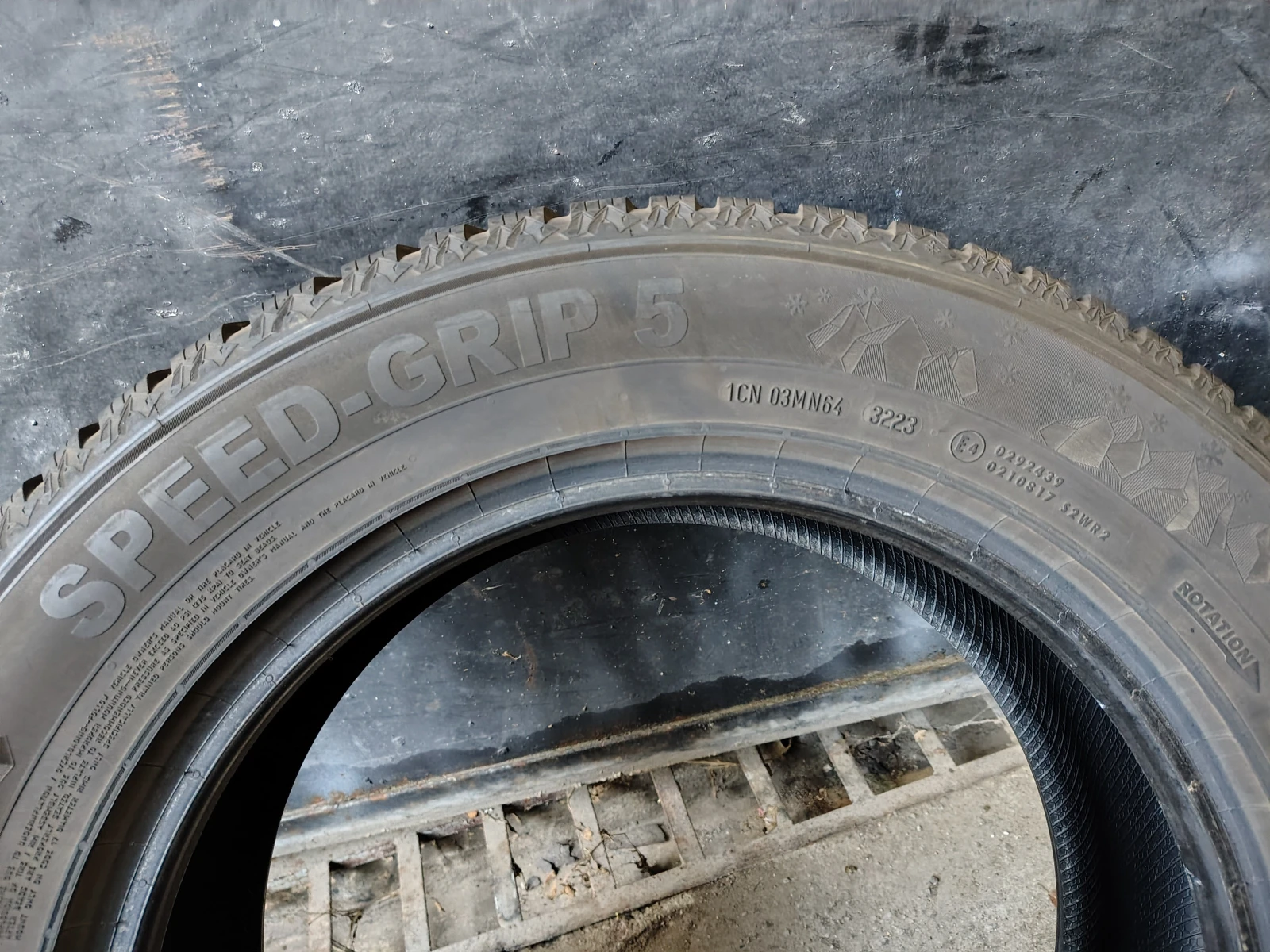 Гуми Зимни 215/65R17, снимка 7 - Гуми и джанти - 53716042