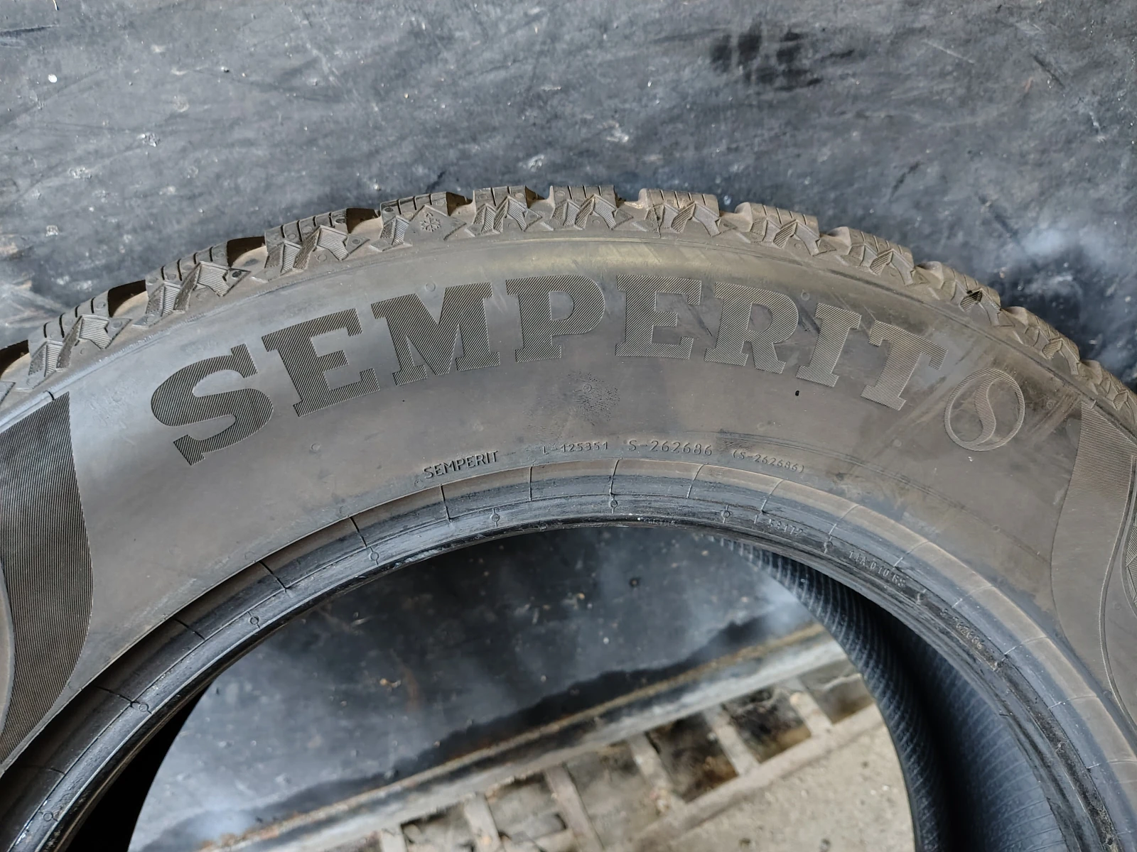 Гуми Зимни 215/65R17, снимка 6 - Гуми и джанти - 53716042