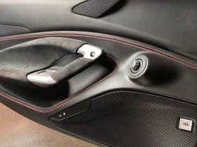 Обява за продажба на Ferrari F8 SPIDER/ CARBON/ CERAMIC/ JBL/ CAMERA/  ~ 357 336 EUR - изображение 8