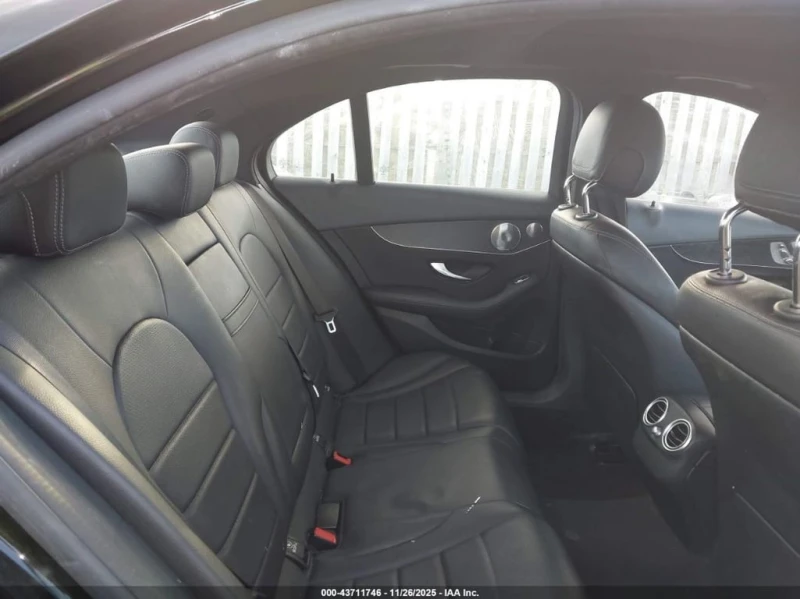 Mercedes-Benz C 300 * 4MATIC * CARFAX * БЕЗ ПЪРВОНАЧАЛНА ВНОСКА, снимка 8 - Автомобили и джипове - 52888418
