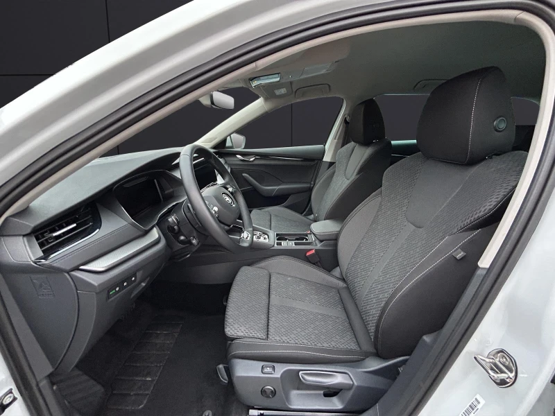 Skoda Octavia TSI* CAM* DISTR* LED* CARPLAY* , снимка 10 - Автомобили и джипове - 53380374