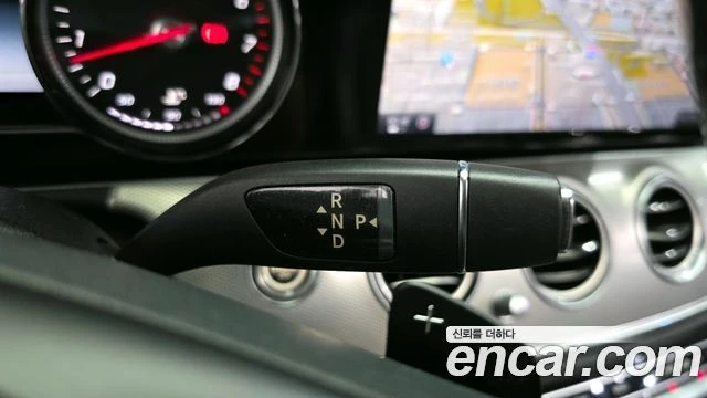 Mercedes-Benz E 200, снимка 9 - Автомобили и джипове - 56063046