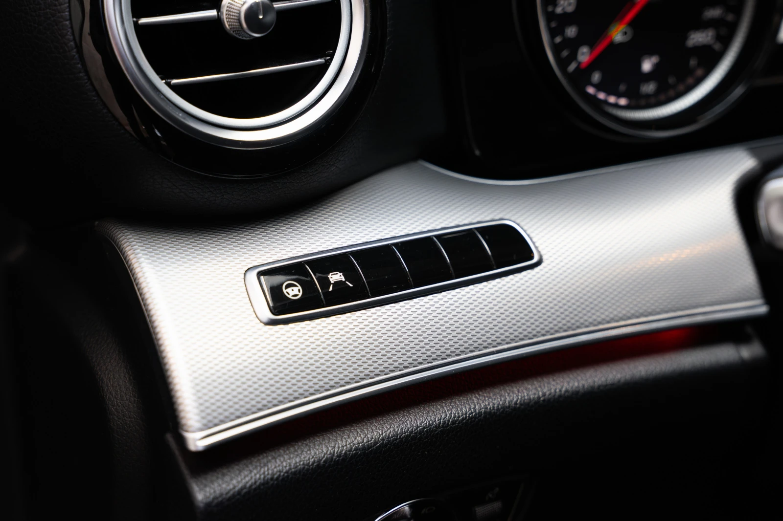 Mercedes-Benz E 220, снимка 8 - Автомобили и джипове - 53986893