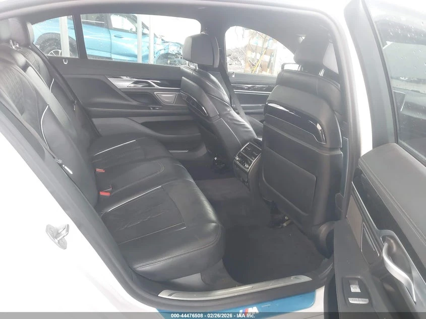 BMW 750 4.4l I xDrive, снимка 8 - Автомобили и джипове - 54354404