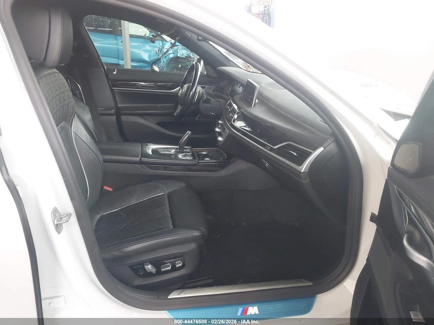 BMW 750 4.4l I xDrive, снимка 5 - Автомобили и джипове - 54354404