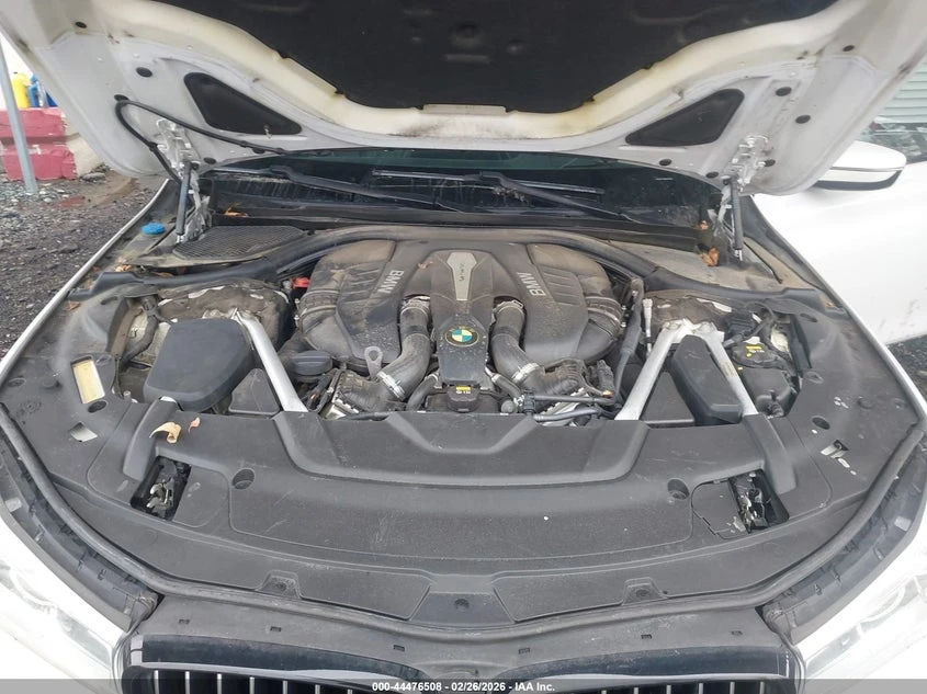 BMW 750 4.4l I xDrive, снимка 10 - Автомобили и джипове - 54354404