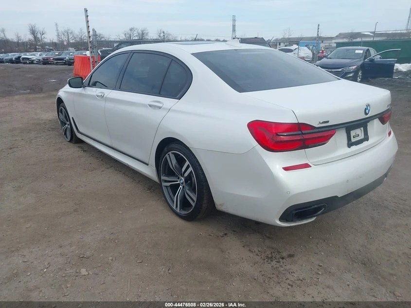 BMW 750 4.4l I xDrive, снимка 3 - Автомобили и джипове - 54354404