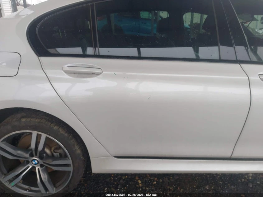 BMW 750 4.4l I xDrive, снимка 12 - Автомобили и джипове - 54354404