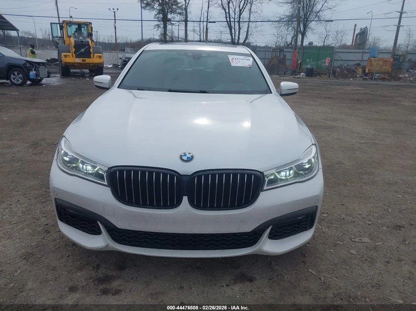 BMW 750 4.4l I xDrive, снимка 13 - Автомобили и джипове - 54354404