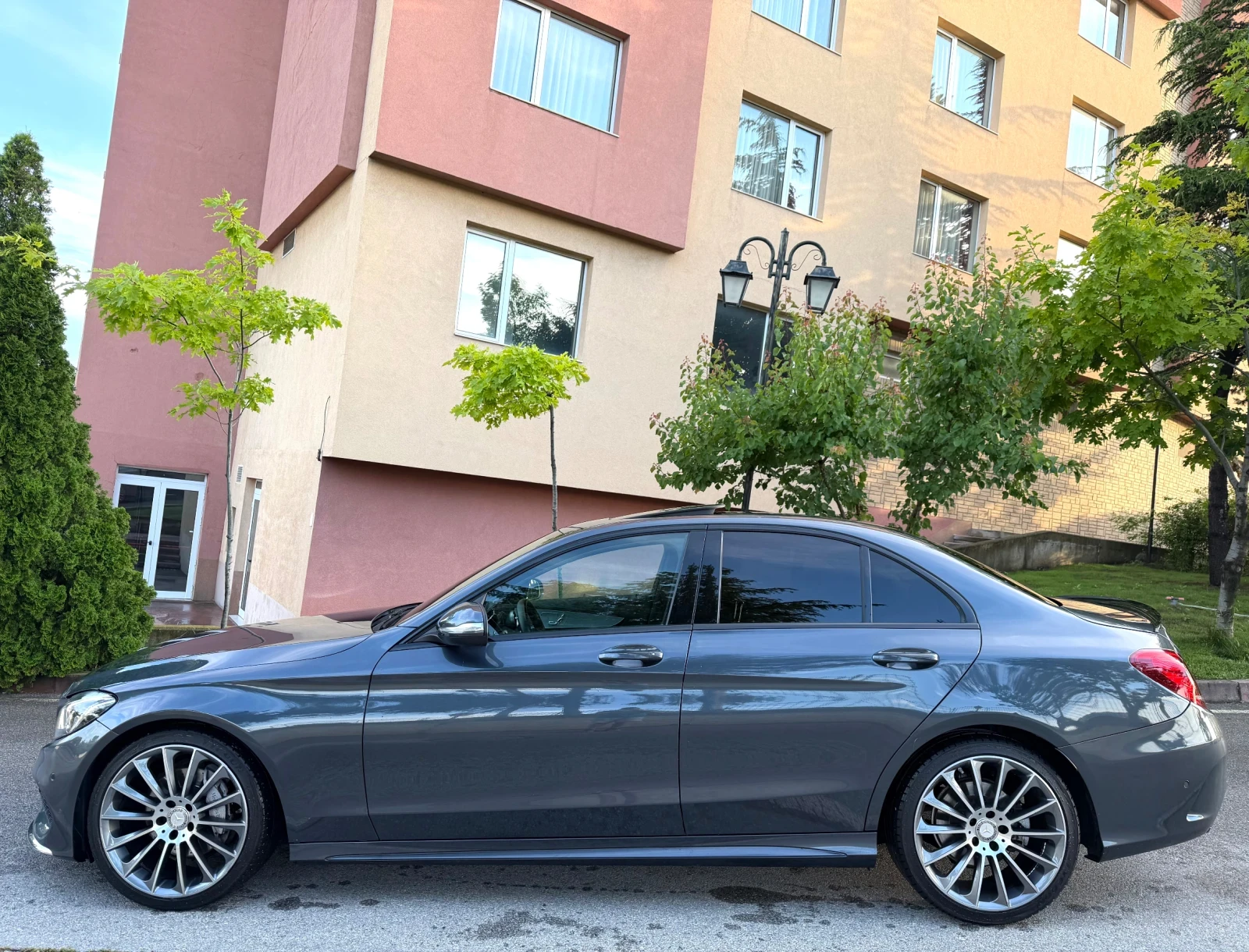 Mercedes-Benz C 220 AMG/Дистроник/Burmester/Head-up/Multibeam/Keyless, снимка 2 - Автомобили и джипове - 54948033