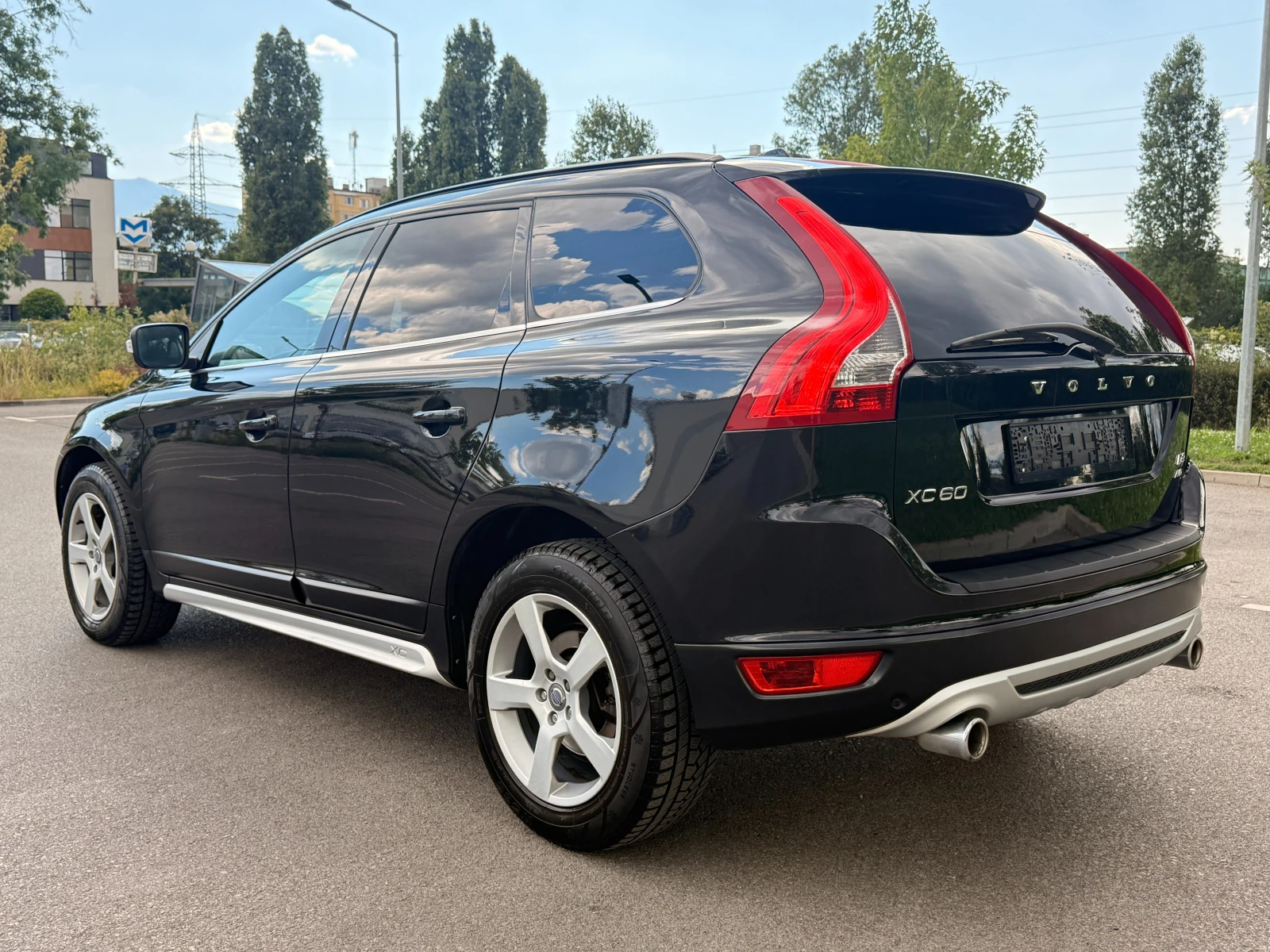 Volvo XC60 2.4D* AWD* R-DESIGN* , снимка 6 - Автомобили и джипове - 55455677