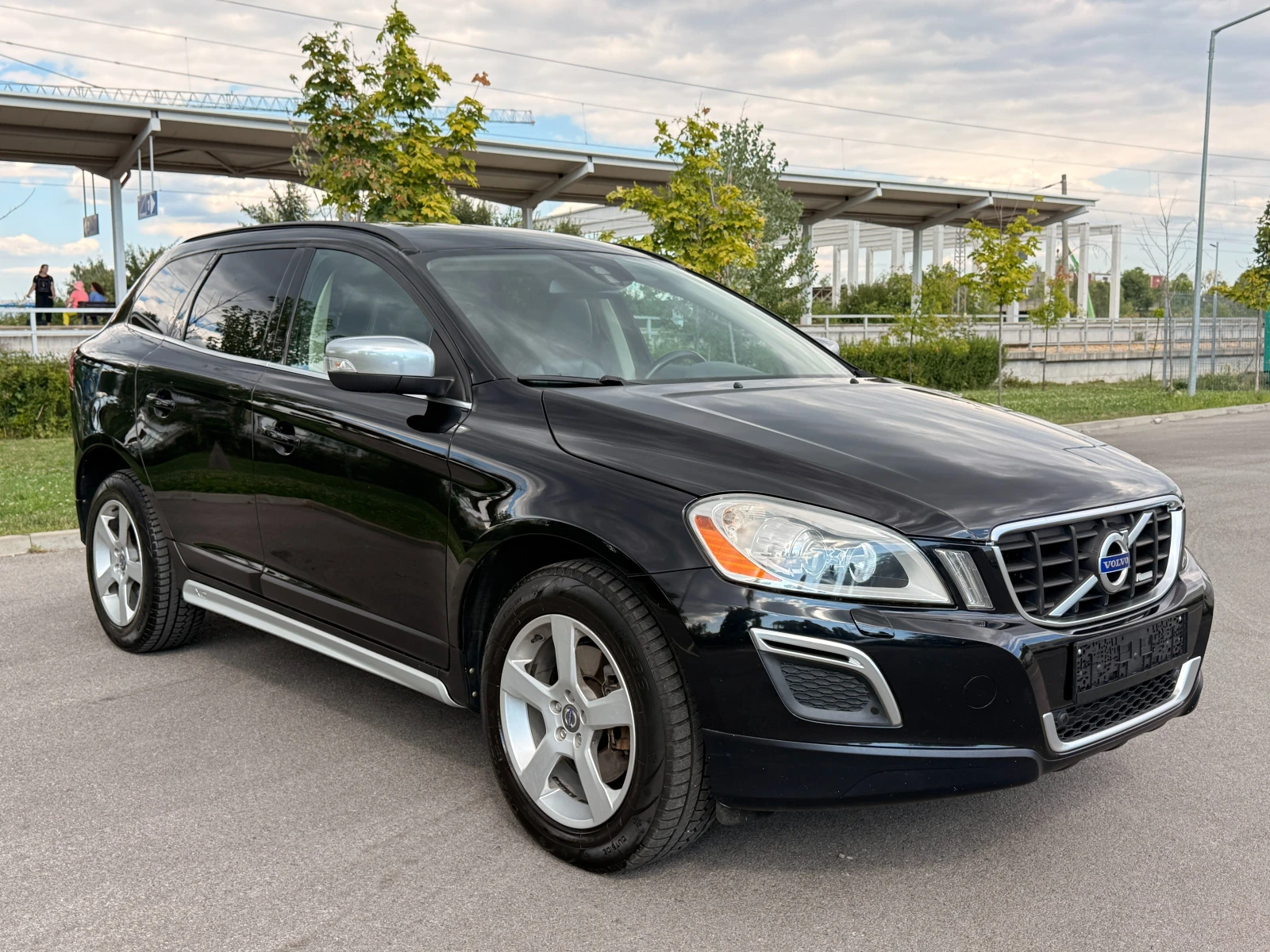 Volvo XC60 2.4D* AWD* R-DESIGN* , снимка 3 - Автомобили и джипове - 55455677