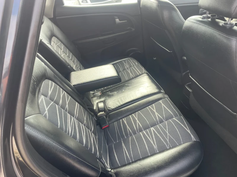 Kia Venga Автоматик, снимка 10 - Автомобили и джипове - 52055890