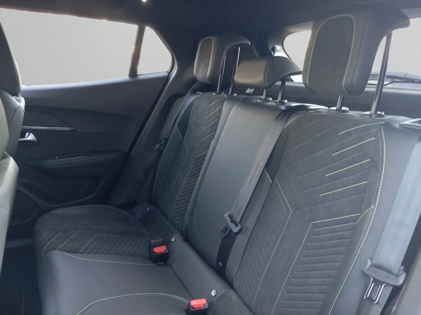 Peugeot 2008 GT EXCLUSIVE 1.2 PureTech 145 HYBRID 48V e-DCS6 EU, снимка 12 - Автомобили и джипове - 53799596