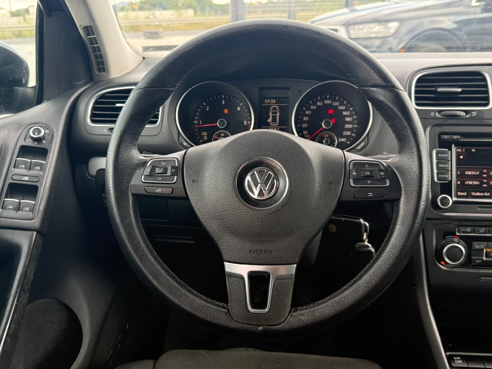 VW Golf 1.6D* 2011г* Ръчка* 4.5/100* ТОП СЪСТОЯНИЕ* , снимка 16 - Автомобили и джипове - 55079141