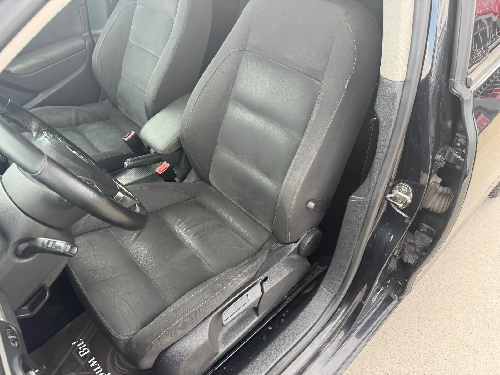 VW Golf 1.6D* 2011г* Ръчка* 4.5/100* ТОП СЪСТОЯНИЕ* , снимка 7 - Автомобили и джипове - 55079141