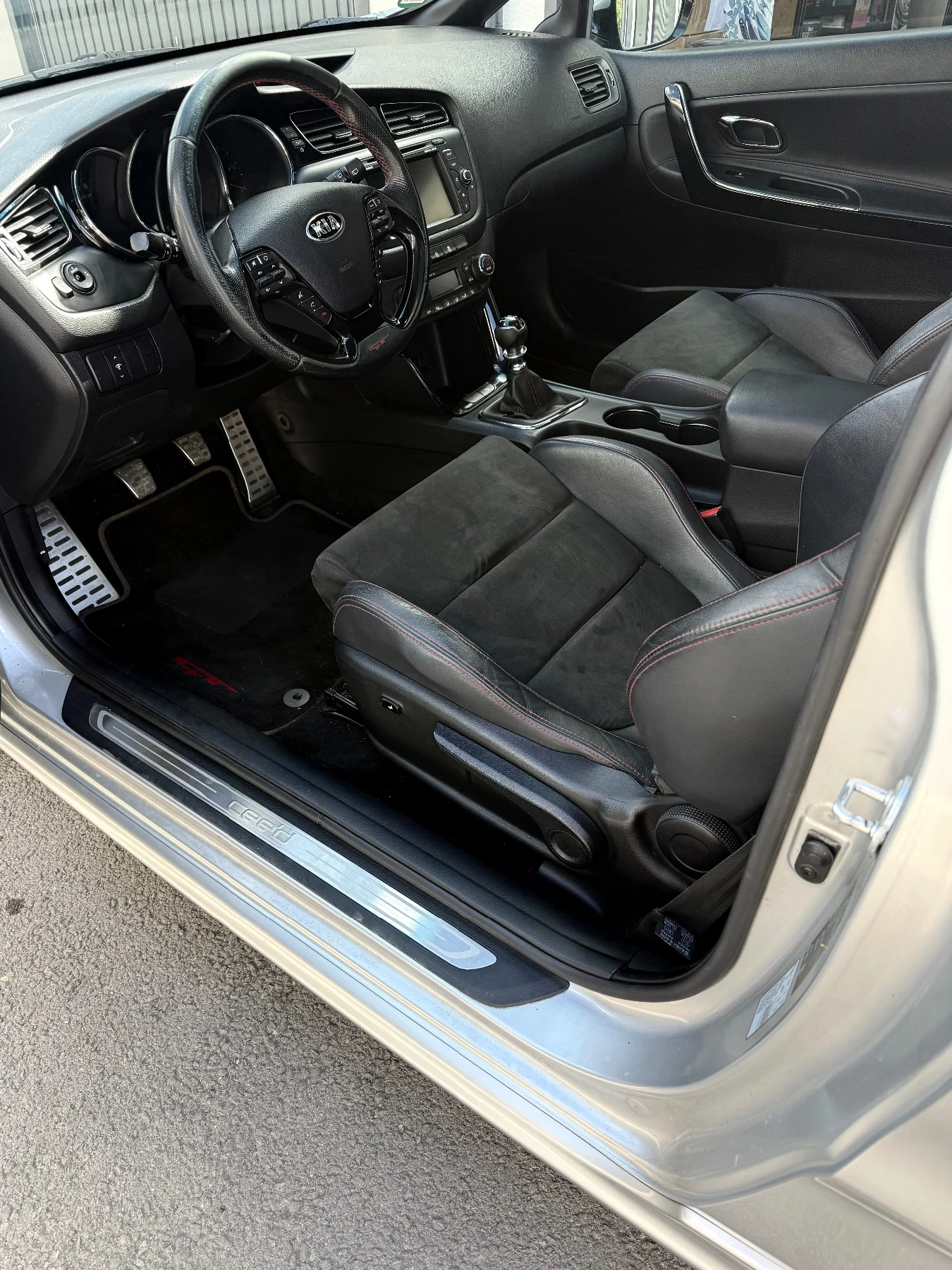 Kia Ceed 1.6 Turbo 204 k.c, снимка 4 - Автомобили и джипове - 56324310