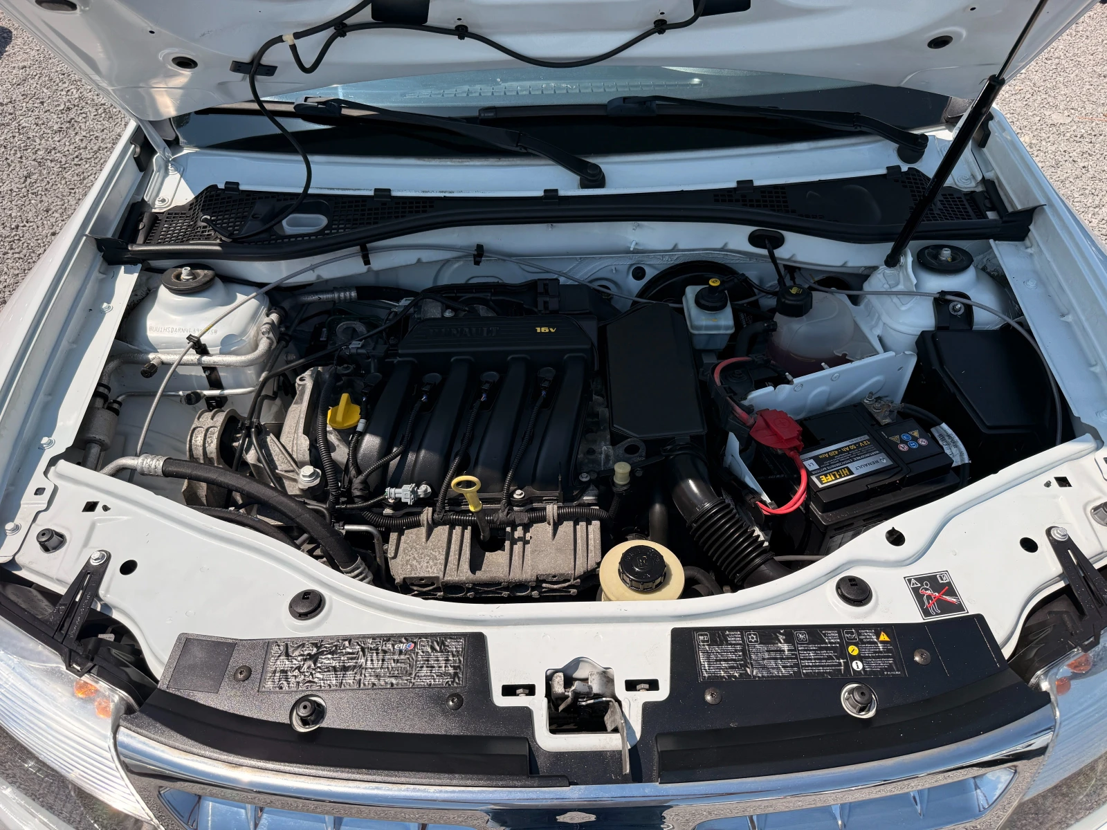 Dacia Duster 1.6i 4x4;Кожен Салон;TUV;Germany, снимка 17 - Автомобили и джипове - 55327854