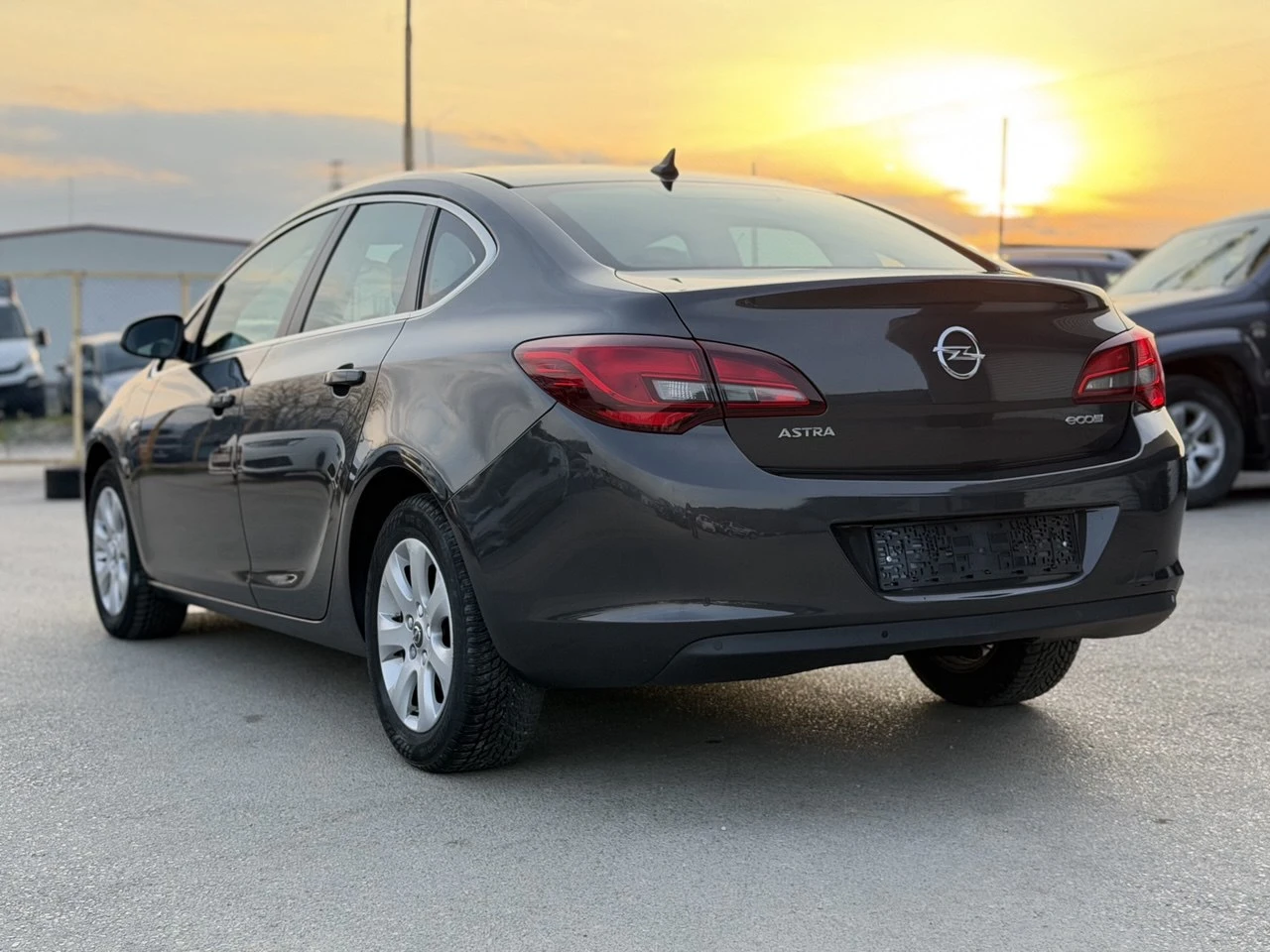 Opel Astra 1.7CDTI SEDAN, снимка 4 - Автомобили и джипове - 53880627